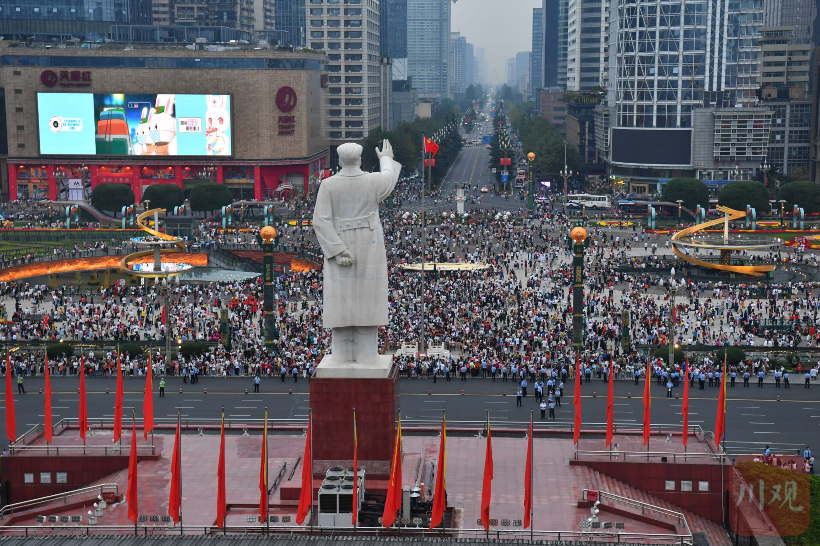 同祝愿祖国好天府广场升国旗万人同唱国歌