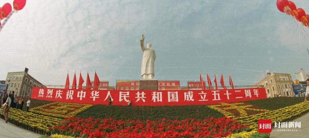 2001年国庆节的天府广场2009年国庆节,市民在天府广场的庆祝中华人民