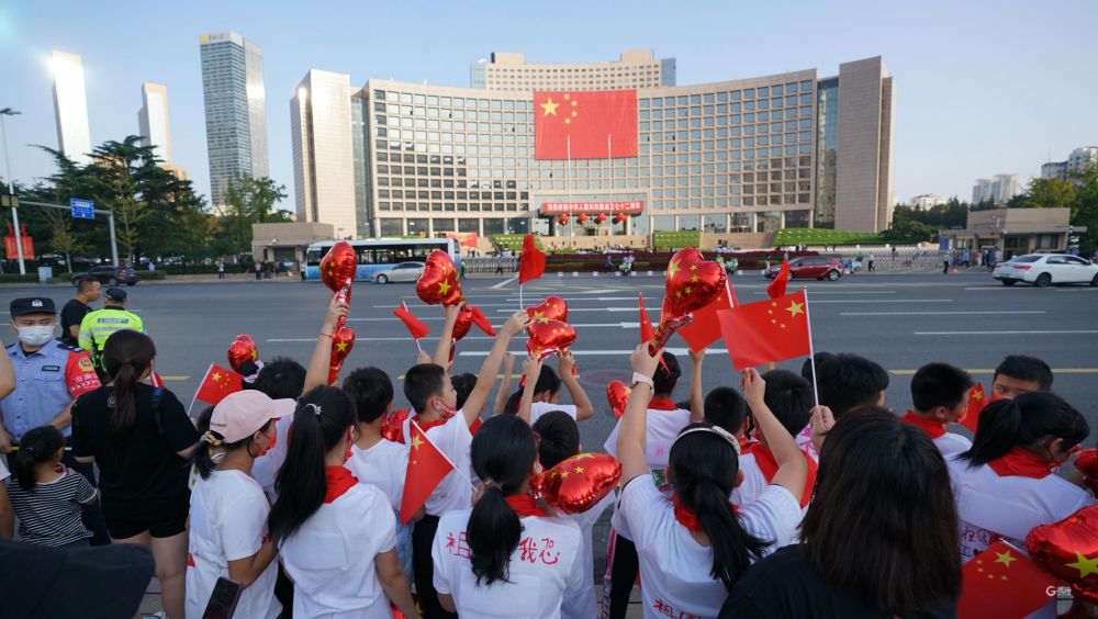 此刻心潮澎湃青岛国庆节升旗仪式太燃啦