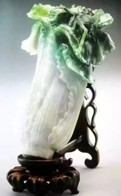 台北故宫还有两颗翡翠白菜,其中一颗,因为个头较小,高度约13.