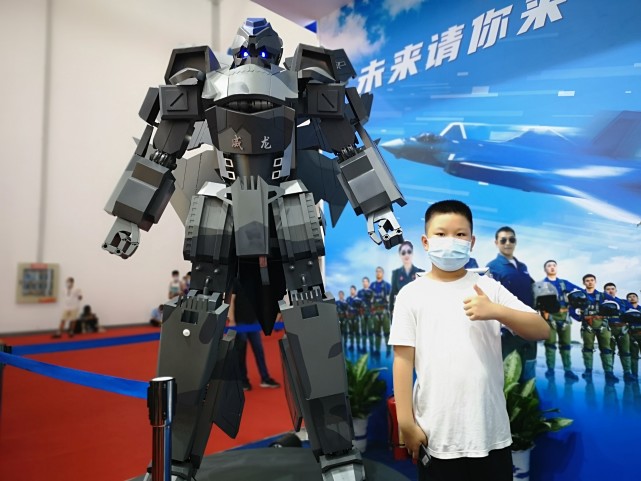 国庆节,威龙机甲亮相中国航展,助力空军招飞