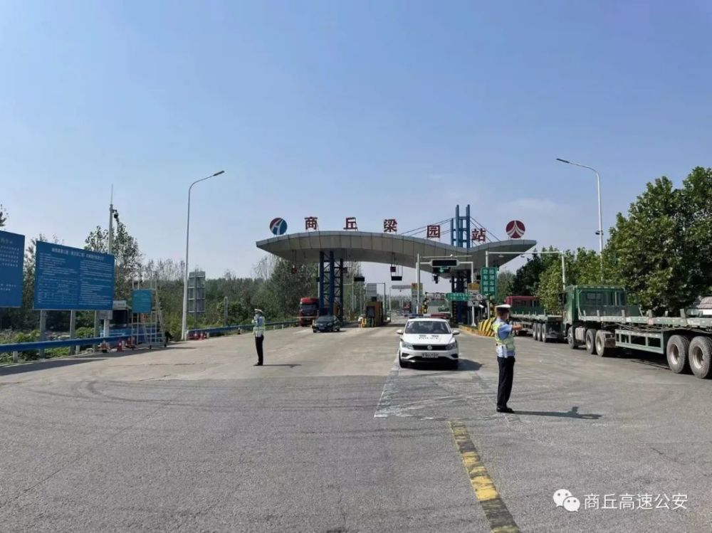 我为祖国站岗节日我在岗国庆假期商丘高速交警全警上路护航保通