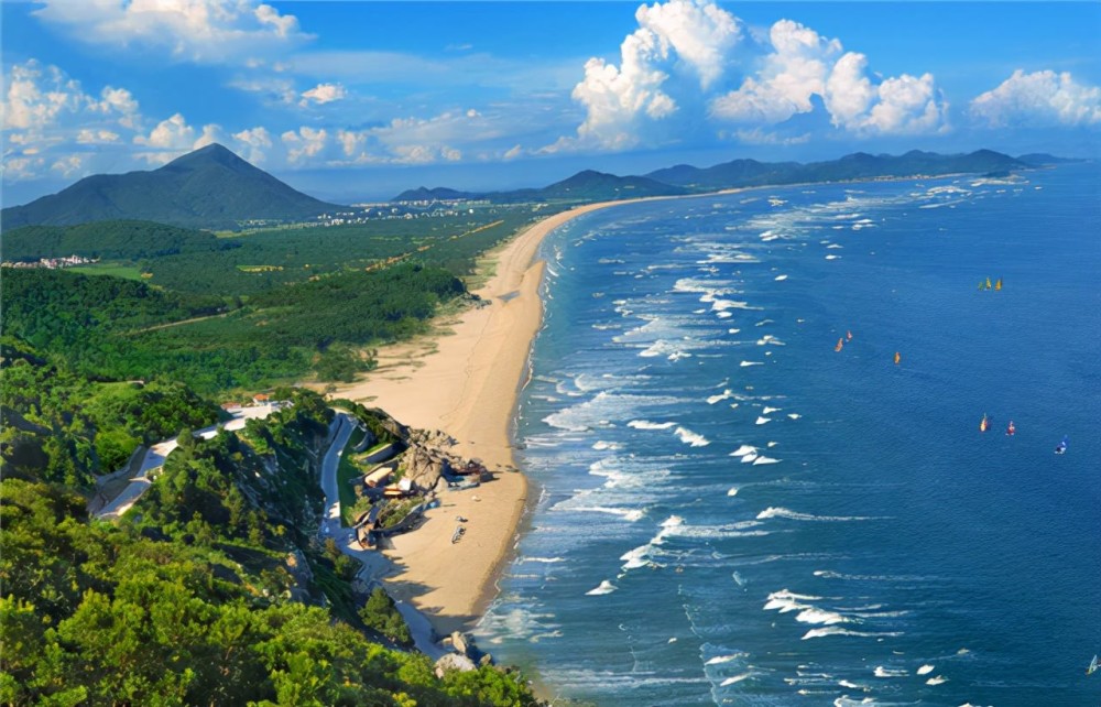 阳江海陵岛——海上丝路驿站旅游区有洁白的海滩,蜿蜒的林带,海边建有