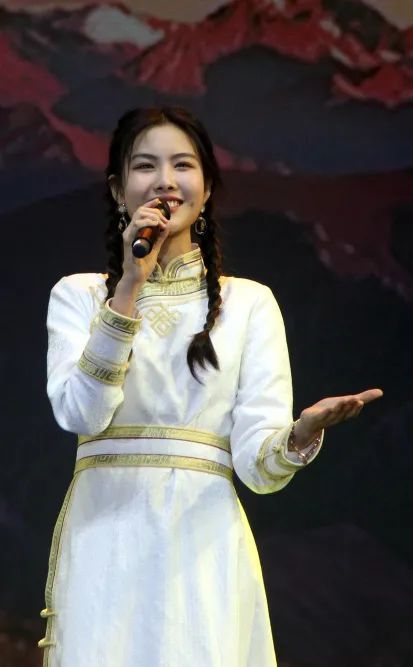 《新时代的内蒙古我为你歌唱》杨光泽,张心心《天边不再遥远》刘洺君