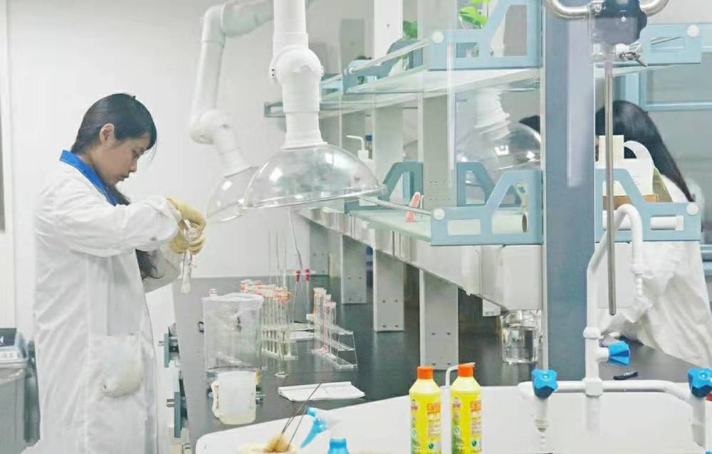 但是很多网友爆料, 李瑞梓现在加入西北工业大学李贺军院士的科研团队