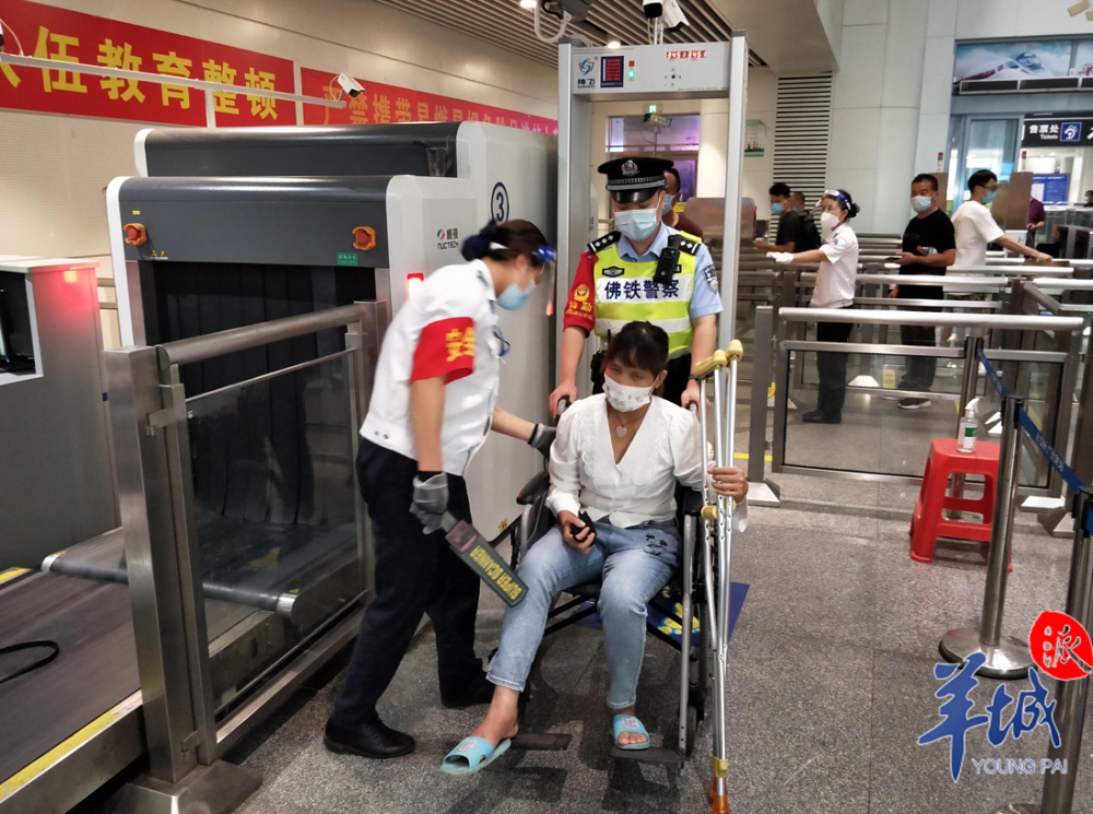 女子右脚骨折,双手拄拐提行李,车站民警接力助其顺利乘车