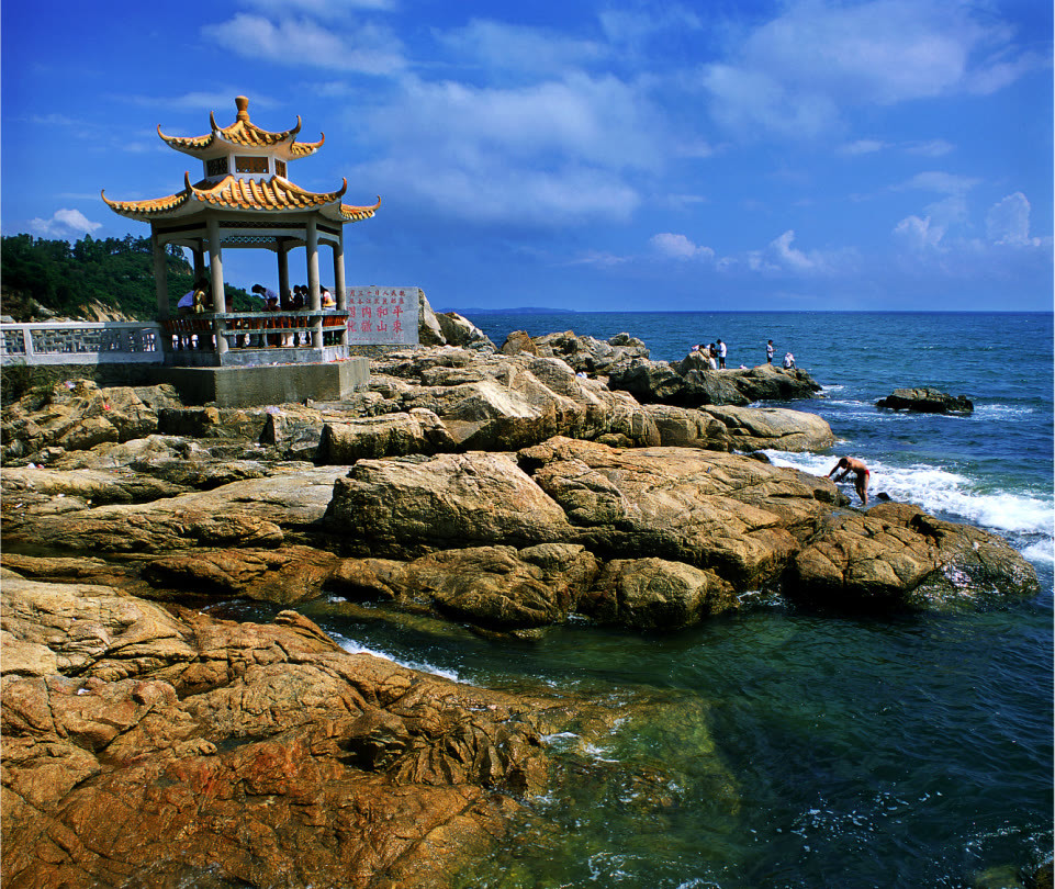 东纵北撤纪念亭位于葵涌街道沙鱼涌海滩,是"深圳市首批红色旅游景区.