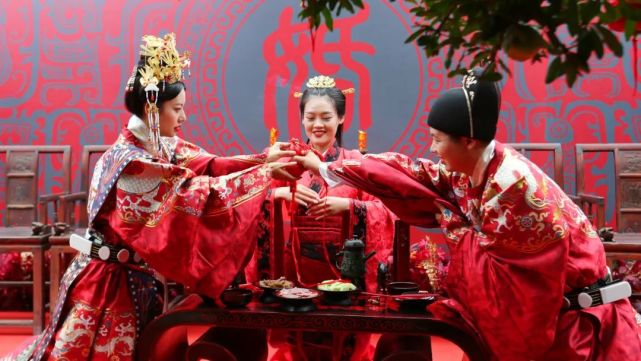 在婚礼上表现为艳丽热闹,所以红男绿女这样的鲜明搭配备受喜爱,新娘着