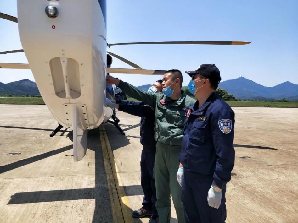 国庆飞行前 广州警航人集中乘车前往飞行基地 全力做好飞行前准备