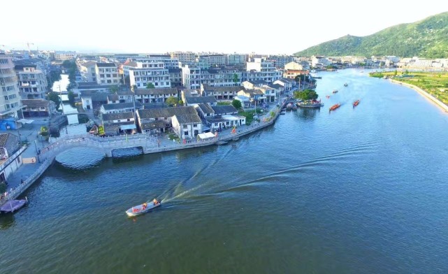 共入围18个 这份百强镇榜单中,浙江共入围18个,依次为乐清市柳市镇