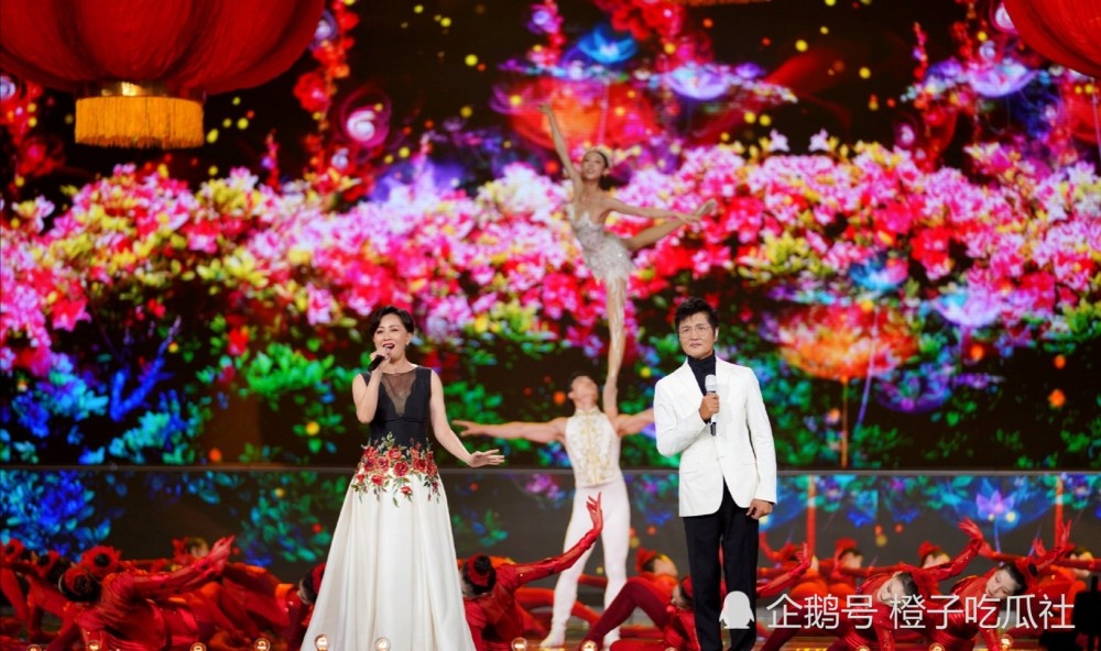 还有梁朝伟的老婆55岁的刘嘉玲,和52岁的孙楠一起开场演唱《祝你生日