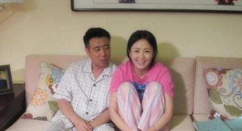 两人相恋结婚至今30年一直很恩爱,宋林静为于和伟生了一个女儿,一家三