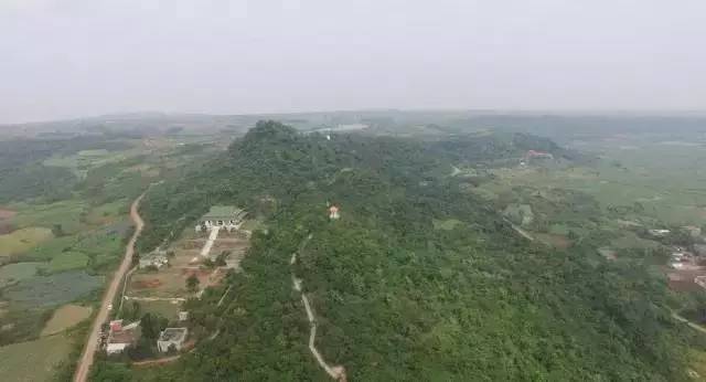 鹰峰岭,又称尖山岭,位于广东省现雷州市英利镇东北侧的青桐洋旁,海拨