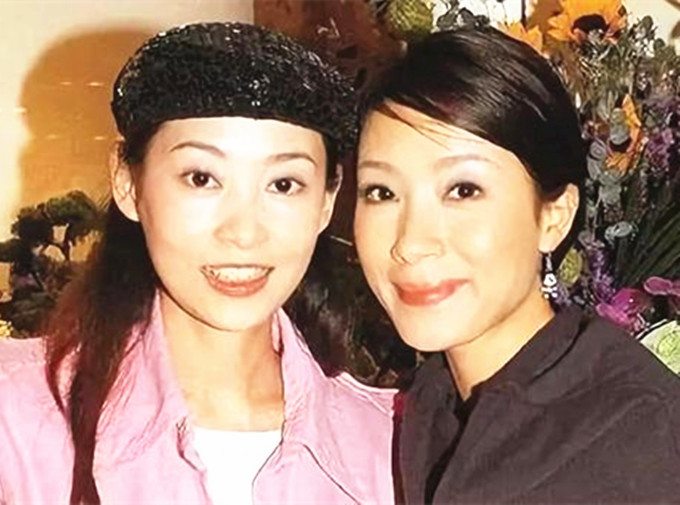 杨怡姐姐送继女出国留学视如己出很不舍一家五口机场合影留念