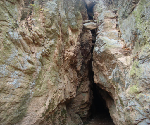 历历可辨,动感十足,此即"鲤鱼跃龙门"铁胡同楞伽峰下是一道天然的险关