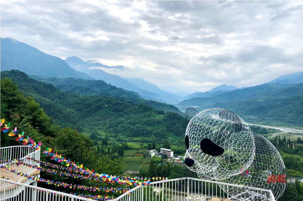 从展示中心进山600米,就是今年7月刚刚建成开业的熊猫香山一期景区.