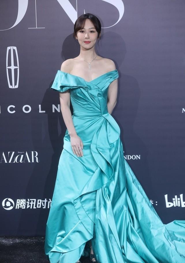 杨紫虽然看着有肉感但身板真挺小的穿上公主裙装很有气质