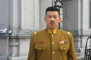 接的戏多了,杨清文也开始富裕起来,生活条件得到了极大的提高.