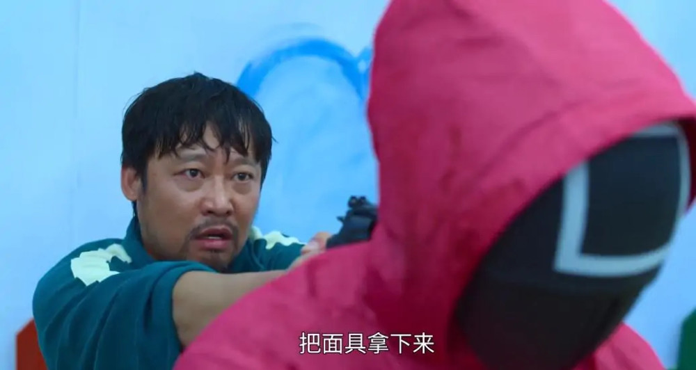 鱿鱼游戏:看到红衣人管理者的脸,119号干嘛要自杀?有两层因素