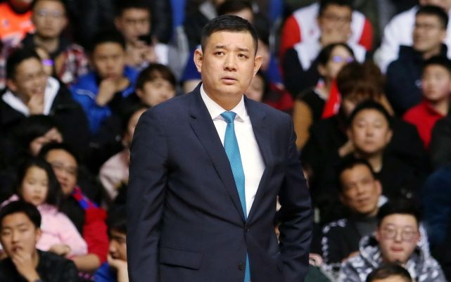 据悉,顶替巩晓彬担任主教练职务的为徐长锁,后者此前担任青岛青年队