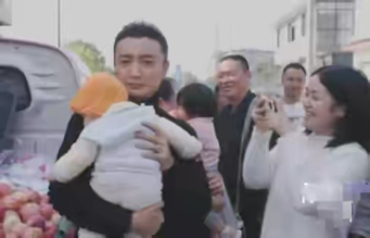央视主持人尼格买提已有儿子被晒出与男孩合照险些闹出乌龙