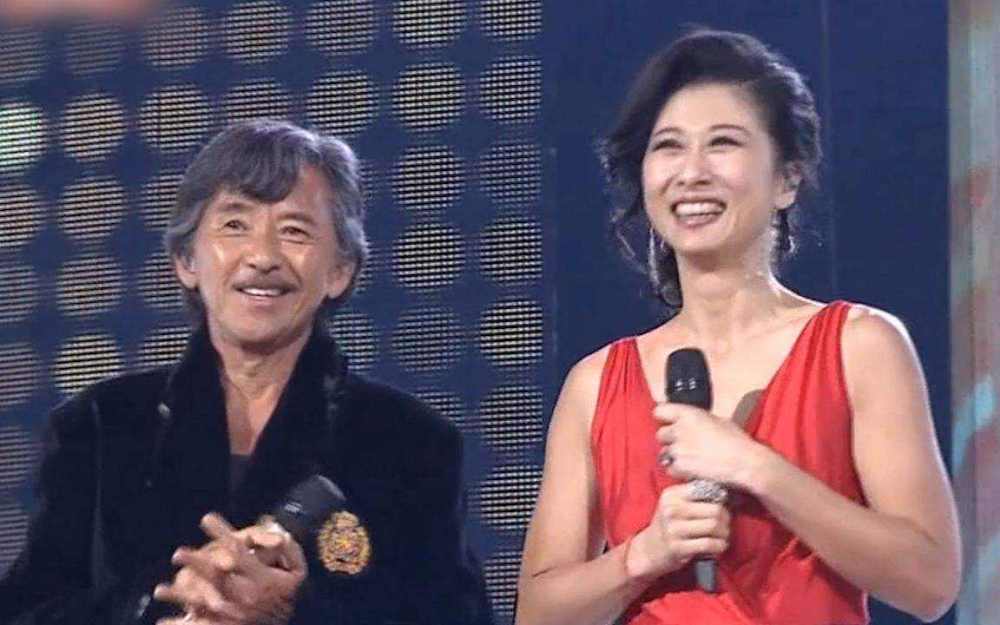 乐坛"大姐大"叶蒨文获亲友庆生,60岁满头白发,五官依旧立体
