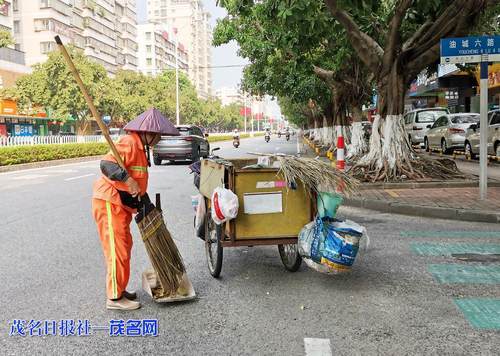 国庆我在岗!环卫工人清扫落叶 保障市容干净整洁