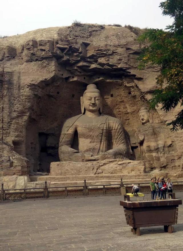 慕名来山西大同,自然是因为这里有荣登世界遗产名录榜的云冈石窟.