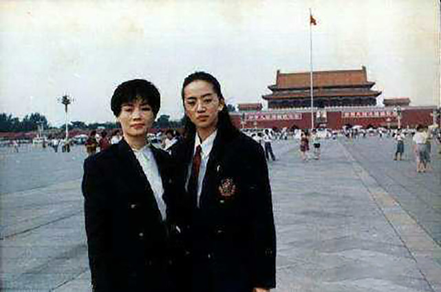 1990年梅艳芳与姐姐梅爱芳在天安门前留影