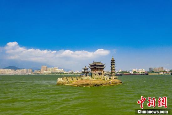 航拍江西九江庐山市境内的千年石岛"落星墩"依然淹没在浩渺的鄱阳湖
