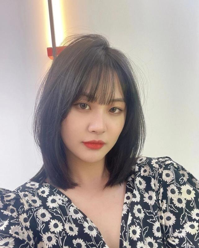 长发/卷发对于一些鹅蛋脸的女生,用长发的发型进行脸部的修饰,非但不
