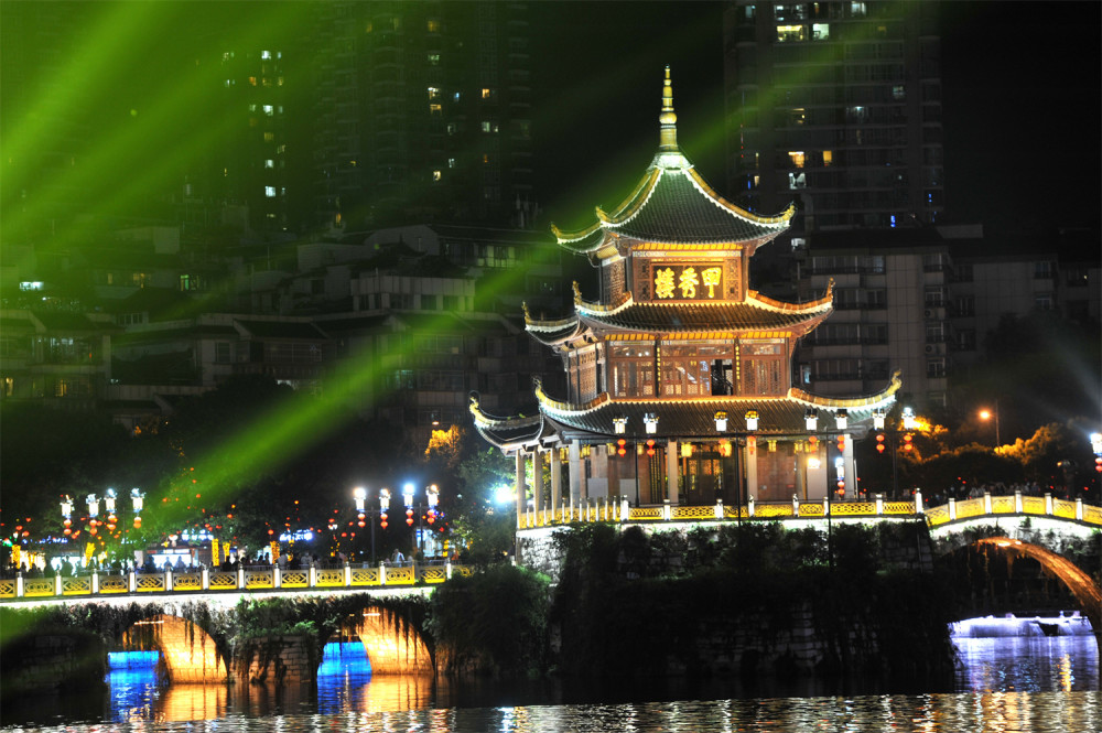 贵阳甲秀楼上演国庆灯光秀 夜景璀璨如画