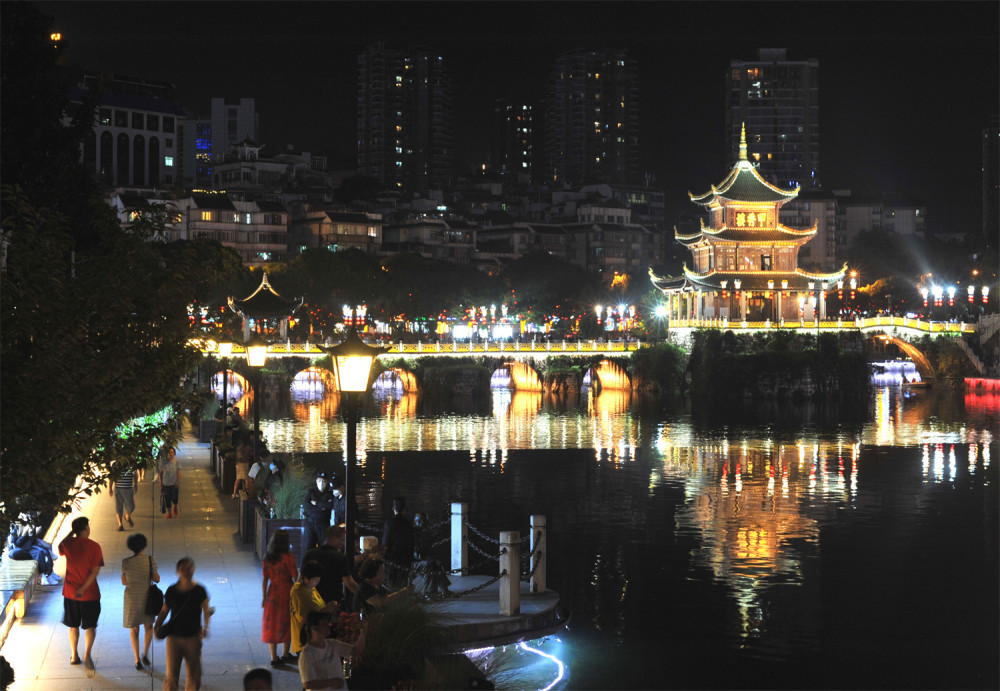 贵阳甲秀楼上演国庆灯光秀 夜景璀璨如画