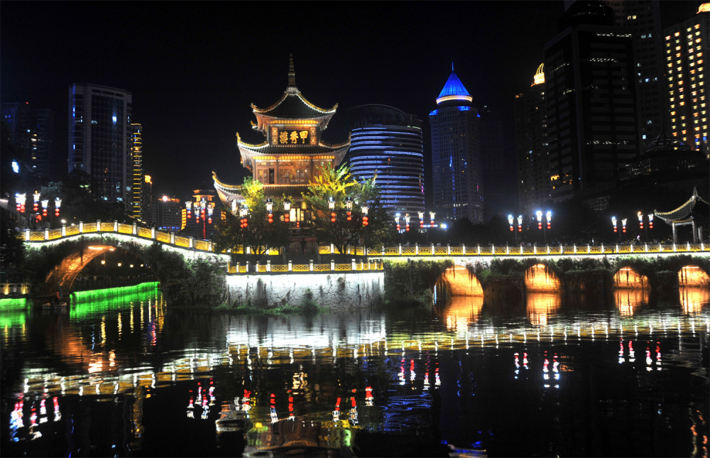 贵阳甲秀楼上演国庆灯光秀 夜景璀璨如画