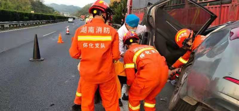 行车一定保持好车距,切勿超速超车行驶,确保行车安全,避免交通事故