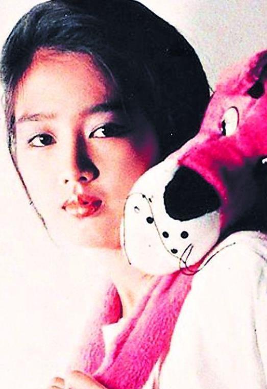 甘愿被藏21年,46岁为刘德华生子,朱丽倩真的太狠了