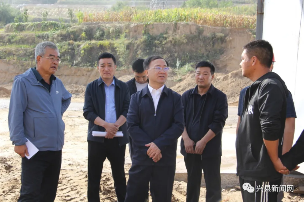 兴县刘世庆深入重点项目建设现场办公
