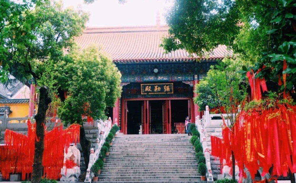 也自然受到了武汉的大力保护,毕竟其寺庙的建筑布局规整,景点多,也有