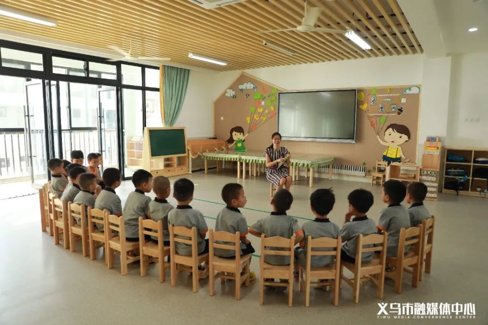 佛堂镇实验幼儿园以浙江省一级幼儿园标准建设,建有大型多功能厅,木工