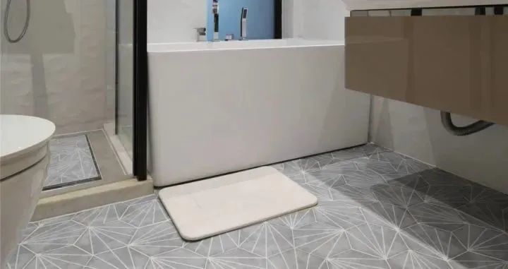 当然了,挡水条记得定期更换,避免再度成为卫生间的卫生死角.