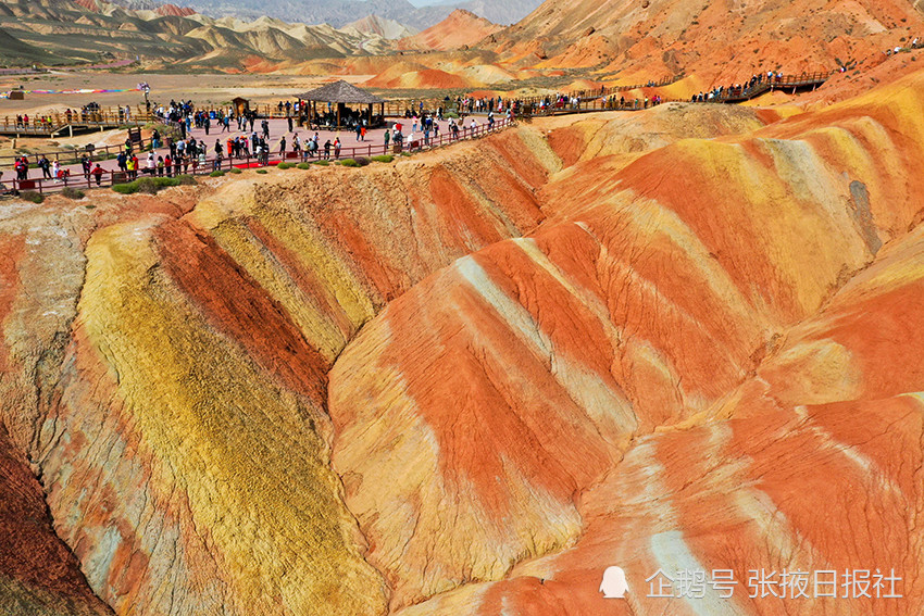 欣赏独特丹霞地貌 国庆假期第二天七彩丹霞游客超2万余人