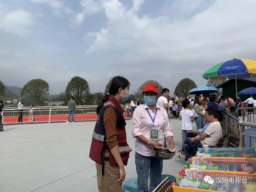 汉阴县城关镇花遇湾景区游客爆满提醒错峰出行