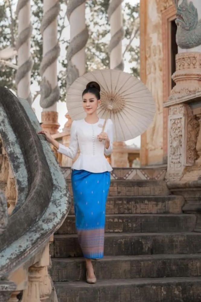 柬埔寨头条消息,柬埔寨女演员"发发",近期在脸书上传几张穿传统服饰