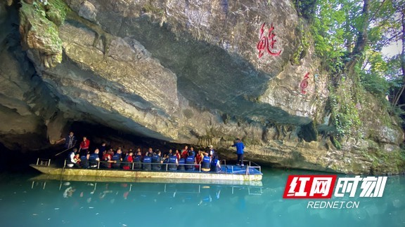 龙山县乌龙山大峡谷景区迎来国庆长假旅游高峰