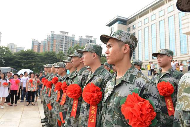 到了一定年龄的男性每年四月份要抽签服兵役,如果抽到红色要服役两年