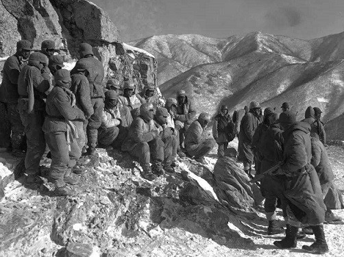 长津湖上的冰雕连129名战士被冻成冰雕仍保持战斗姿势