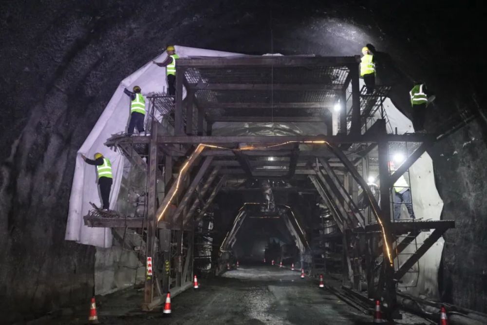 西藏最长公路隧道觉巴山隧道全线贯通