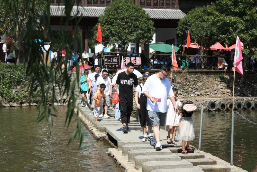 除此之外,大孚易恬园还为游客准备了梦幻灯光展,花船表演,游乐嘉年华