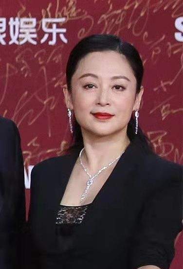 陈红复出为陈凯歌站台,穿衣暴露60岁审美,涂死亡芭比粉更要命