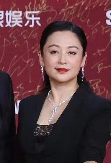 陈红复出为陈凯歌站台,穿衣暴露60岁审美,涂死亡芭比